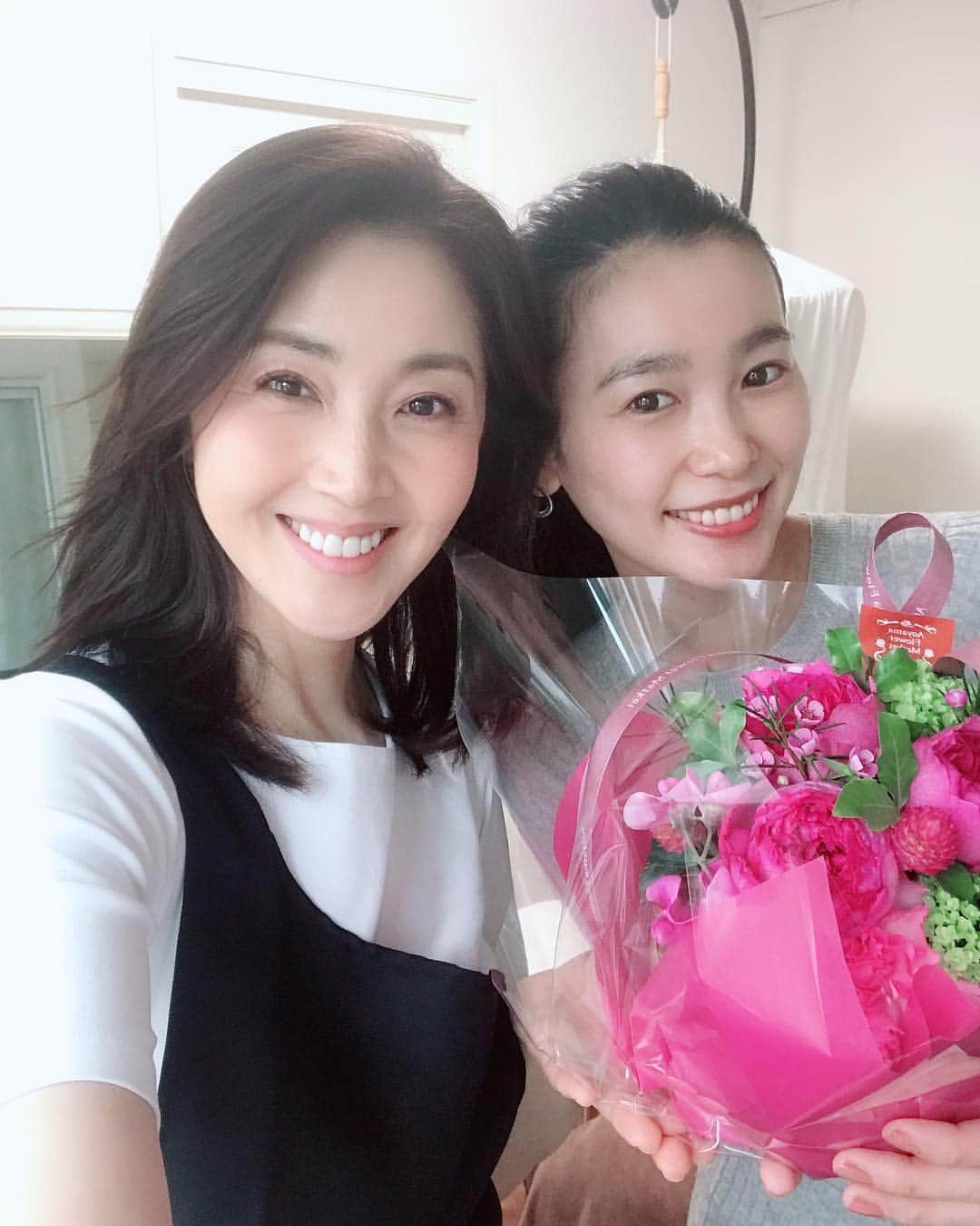 芦田桂子さんのインスタグラム写真 - (芦田桂子Instagram)「事務所の可愛い後輩Model カオル @nagase_kaoru がサロンに来てくれました🌿 ココロもカラダもポカポカとリラックス出来たようで嬉しい✨ 素敵なブーケをありがとう💐✴︎ #Repost @nagase_kaoru with @get_repost ・・・ NMT inc.の先輩である芦田桂子さんのプライベートご紹介制サロン 『Grace beaute』にお邪魔しました🌸  芦田さんのオススメで、 まずヨモギ蒸しに入ってからフェイシャルエステをして頂きました✨ 体調や、お悩みに合わせて漢方を調合をしてもらえるんです😆 私の為のスペシャルブレンド漢方でヨモギ蒸し40分🌿 芦田さんがこだわって集めた漢方は香りもとても良く、自分の身体と向き合う贅沢な癒しの時間😌  全身温まって、しっかり汗もかいたあとはデコルテ、ヘッドマッサージやリフトアップポレーション、更に生プラセンタと盛りだくさんな90分のフェイシャルエステを♡  終わった後は身体はほぐれて、 お肌はぷっるんぷっるんに😍  とっても大満足なメンテナンスDAYになりました♡  お悩みを聞いて漢方をチョイスしてくれる時の芦田さんがとても素敵でした✨  美や健康に対する向上心がとまらない いつまでも憧れの先輩♡ @graces_beaute  サロンオープンおめでとうございます🌸  #エステ #フェイシャル #ヨモギ蒸し #漢方 #モデル #グレイシスボーテ #ハーブ #ハーブテント #デトックス #美容 #漢方美容 #美肌ケア #beauty #自然の恵み #女性の為の #自然療法 #model #永瀬かおる #セラピスト #漢方スタイリスト #芦田桂子」4月9日 9時30分 - keiko_ashida