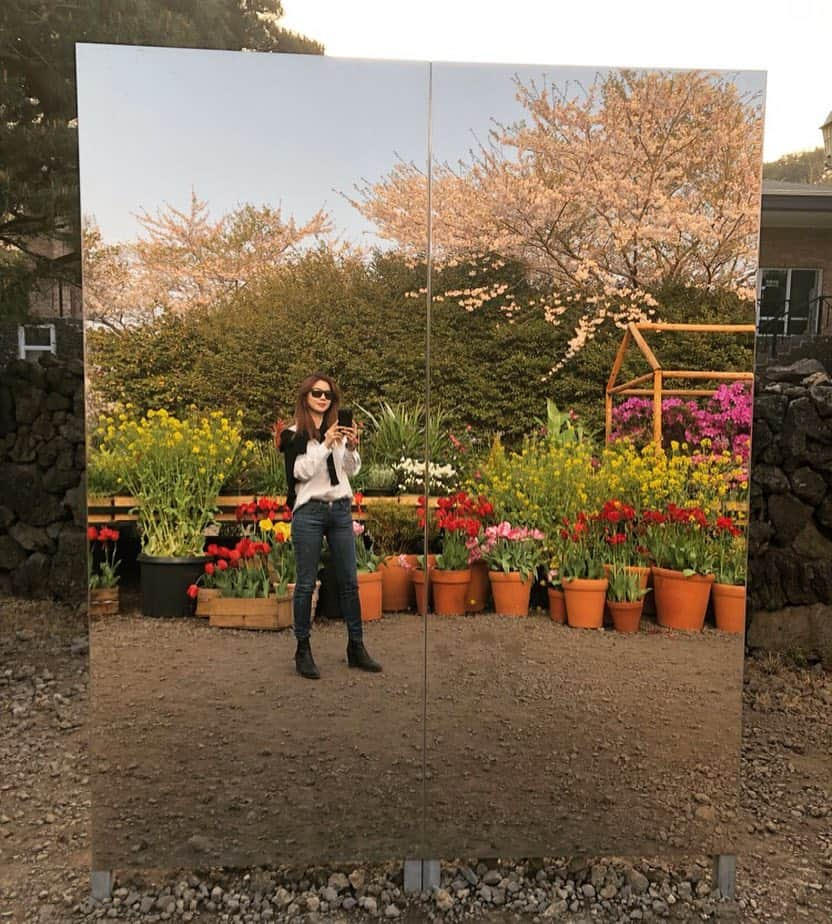 パク・シウンさんのインスタグラム写真 - (パク・シウンInstagram)「#제주는예쁨 🥰 #mirror 🌹 #camelliahill 🌸」4月9日 9時32分 - si_eun_0