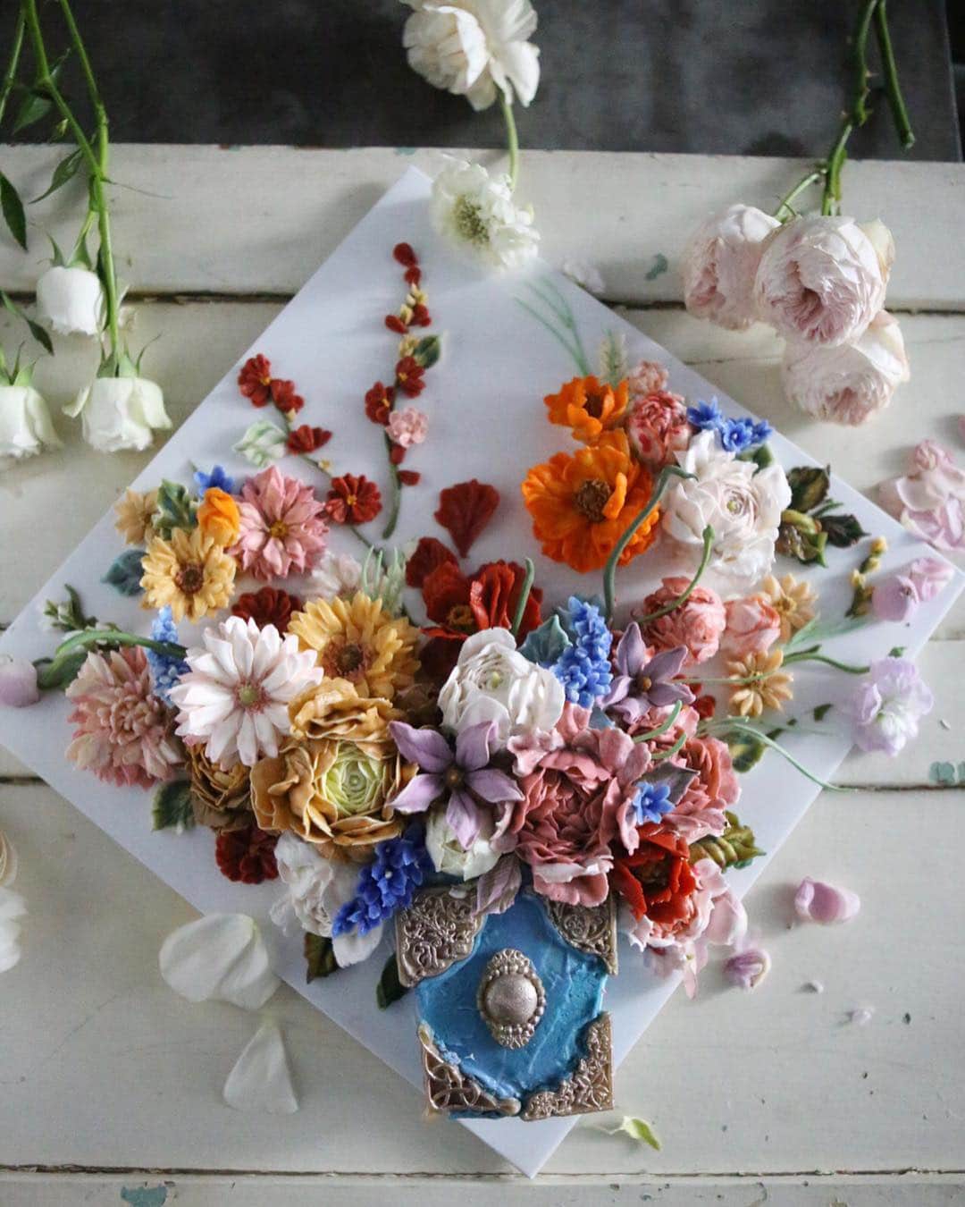 청담 수케이크 (atelier soo)さんのインスタグラム写真 - (청담 수케이크 (atelier soo)Instagram)「ㅡ Mass flowers. B course 디지안의 양감을표현하는꽃들정리시간 ⚜️ ㅡ #flower #cake #flowercake #partycake #birthday #bouquet #buttercream #baking ㅡ www.soocake.com vkscl_energy@naver.com」4月9日 9時36分 - soocake_ully