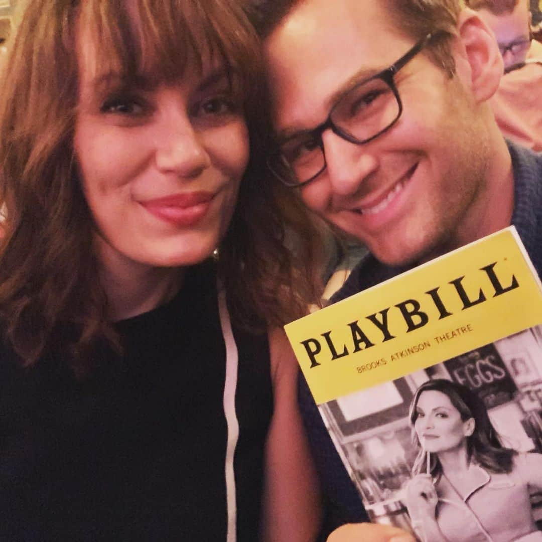 エミリー・スワローさんのインスタグラム写真 - (エミリー・スワローInstagram)「Date night!  I finally get to watch a show with @chadkimball76 sitting next to me instead of onstage.  And it’s mighty tasty, cause my pal Eddie Jemison is killing it (in a good way)!!! But after this.... #gocavs!!! #wahoowa #ncaachampionship #classof2001」4月9日 9時37分 - bigeswallz