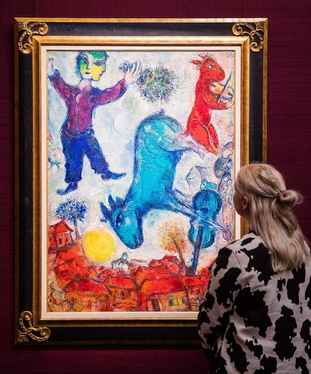 サザビーズさんのインスタグラム写真 - (サザビーズInstagram)「Painted in 1956-66, Marc Chagall’s ‘Le Paysan’ is an enchanting, dream-like vision that illustrates his passion for color and light. The canvas depicts some of the artist’s most emblematic motifs, such as violins and floral bouquets, and is a testament of his appreciation for this second wife, Valentina ‘Vava’ Brodsky, who he wed in 1952 after only a few months of dating. The artist signed the work ‘Pour Vava’ on the reverse of the painting. Fall in love with this fantastic composition when it goes on public view in our #NYC galleries beginning 3 May, alongside other highlights from our Impressionist & Modern Art Evening Sale. 🎻💐🐐 #SothebysImpMod #SothebysBreakingGround #Chagall」4月9日 9時37分 - sothebys