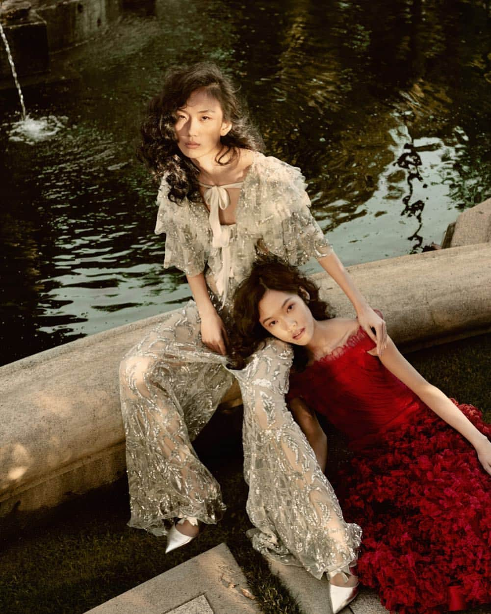 ロダルテさんのインスタグラム写真 - (ロダルテInstagram)「Love @liangxiangqing and @laylaong wearing Rodarte SS19 for @instylemagazine (ph: @amyharrity, styled by @genatuso). #rodarte」4月9日 9時38分 - rodarte