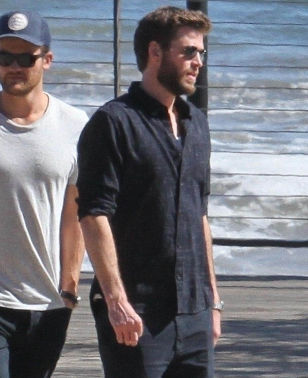 Just Jaredさんのインスタグラム写真 - (Just JaredInstagram)「@mileycyrus and @liamhemsworth joined family members for Sunday lunch at Nobu Malibu! #MileyCyrus #LiamHemsworth Photos: Backgrid」4月9日 9時39分 - justjared