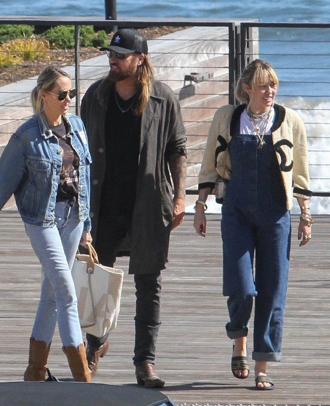 Just Jaredさんのインスタグラム写真 - (Just JaredInstagram)「@mileycyrus and @liamhemsworth joined family members for Sunday lunch at Nobu Malibu! #MileyCyrus #LiamHemsworth Photos: Backgrid」4月9日 9時39分 - justjared