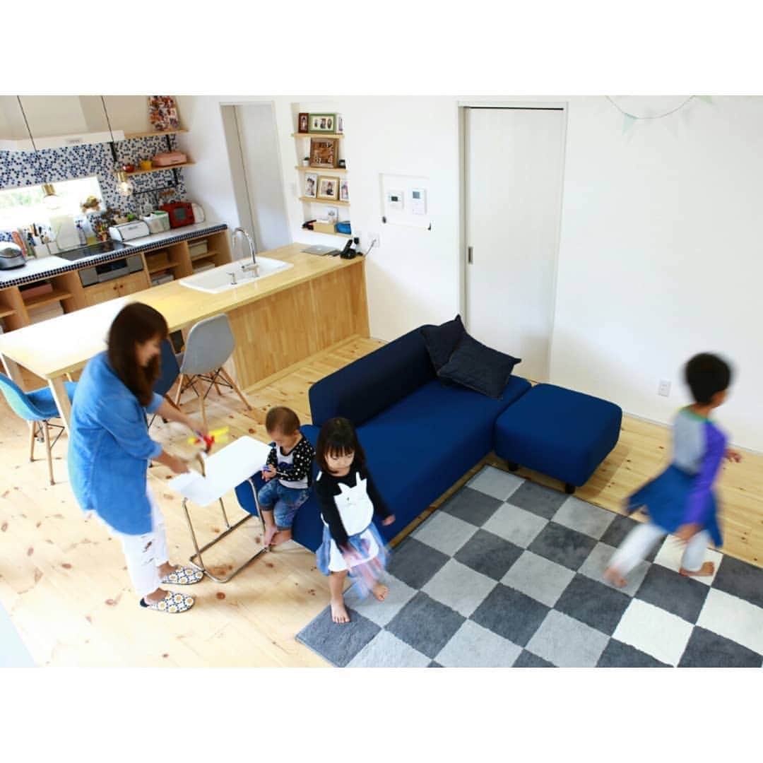 homelife 夢を叶える暮らし方のインスタグラム：「【子供にも優しい自然素材】 . 自然素材を使っているから 小さなお子様にも安心安全です 木のぬくもりを感じられるのも魅力ですよね . . #リビング #ダイニング #木のぬくもり #暮らしを楽しむ #くつろぎの空間 #子どものいる暮らし #自然素材 #こだわり #木の香り #おしゃれな家 #マイホーム計画 #マイホーム #福知山 #豊岡 #加東 #姫路 #注文住宅 #自由設計 #デザイン住宅 #family #house #home #ホームライフ #ホームライフ100 #アーキホームライフ」