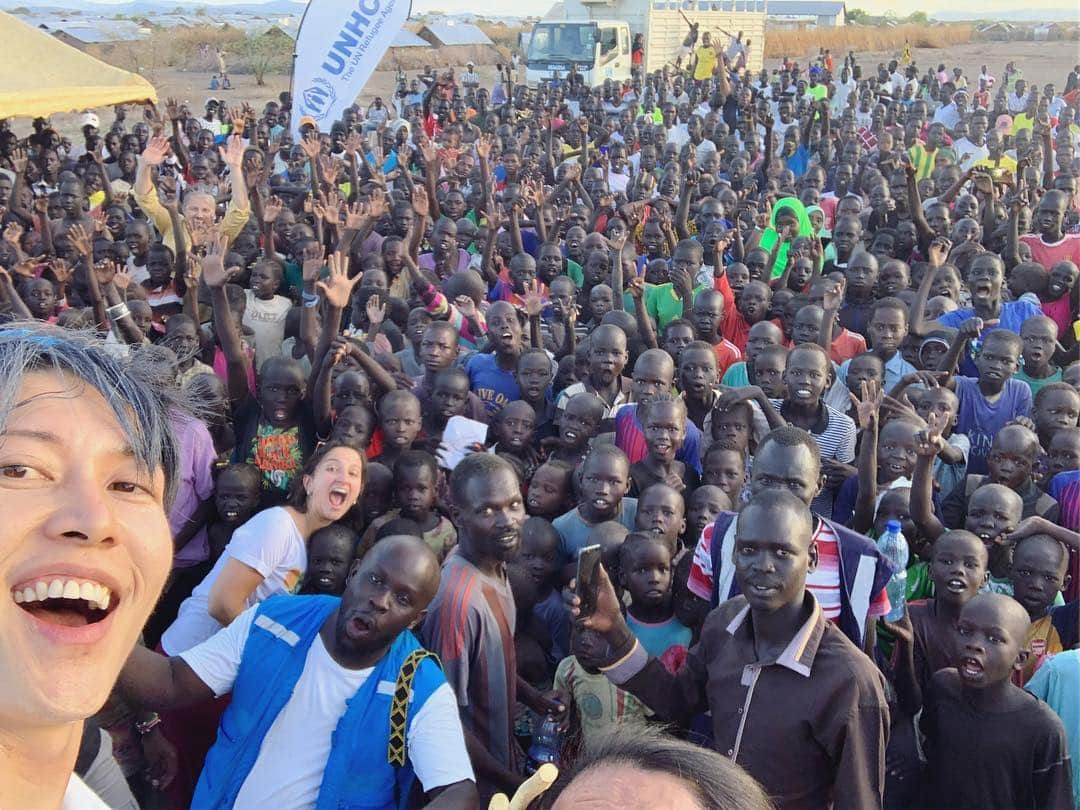 雅-MIYAVI-さんのインスタグラム写真 - (雅-MIYAVI-Instagram)「And this, unforgettable experience on this trip. We had a concert with talented musicians from the refugee camps for the children. As always, I can’t describe how great it is to see kids with bright smiles while singing and dancing. Simply powerful. Also big up to the talented musicians in Kakuma and their amazing performances. We were all blown away. They’ve got really mad skills. We’ll keep supporting them and hope next time we’ll have more sessions with them! And I won’t forget the moment everyone held hands and came together in the end. そして、難民キャンプのミュージシャン達とのコンサート。当日までどうなるかわからないままだったので不安だったけど、無事に大成功！なによりキッズたちが楽しんでくれて、歌って踊って、最高の笑顔が見れました。それとカクマの素晴らしいミュージシャンたち。彼らとステージを共にできて嬉しかった。また今度行った時はもっとセッションしたいな。改めて UNHCR スタッフの皆さん、ありがとうございました。ボボくんも暑い中、生ドラムお疲れ様でした。最後、皆で手をつないで一緒に歌った瞬間は忘れません。」4月9日 0時44分 - miyavi_ishihara