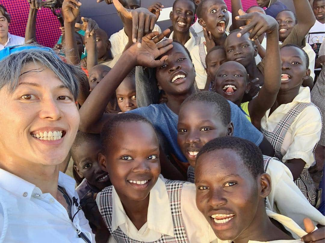 雅-MIYAVI-さんのインスタグラム写真 - (雅-MIYAVI-Instagram)「And this, unforgettable experience on this trip. We had a concert with talented musicians from the refugee camps for the children. As always, I can’t describe how great it is to see kids with bright smiles while singing and dancing. Simply powerful. Also big up to the talented musicians in Kakuma and their amazing performances. We were all blown away. They’ve got really mad skills. We’ll keep supporting them and hope next time we’ll have more sessions with them! And I won’t forget the moment everyone held hands and came together in the end. そして、難民キャンプのミュージシャン達とのコンサート。当日までどうなるかわからないままだったので不安だったけど、無事に大成功！なによりキッズたちが楽しんでくれて、歌って踊って、最高の笑顔が見れました。それとカクマの素晴らしいミュージシャンたち。彼らとステージを共にできて嬉しかった。また今度行った時はもっとセッションしたいな。改めて UNHCR スタッフの皆さん、ありがとうございました。ボボくんも暑い中、生ドラムお疲れ様でした。最後、皆で手をつないで一緒に歌った瞬間は忘れません。」4月9日 0時44分 - miyavi_ishihara