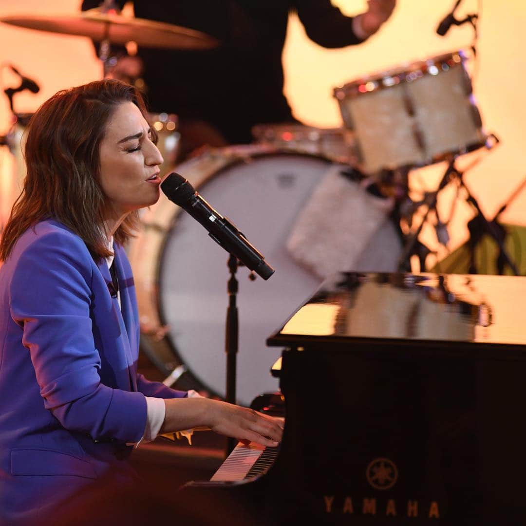 Good Morning Americaさんのインスタグラム写真 - (Good Morning AmericaInstagram)「@sarabareilles blessed our eardrums this morning with her new song “Fire” 🔥 Find the full performance in the bio!」4月9日 0時51分 - goodmorningamerica