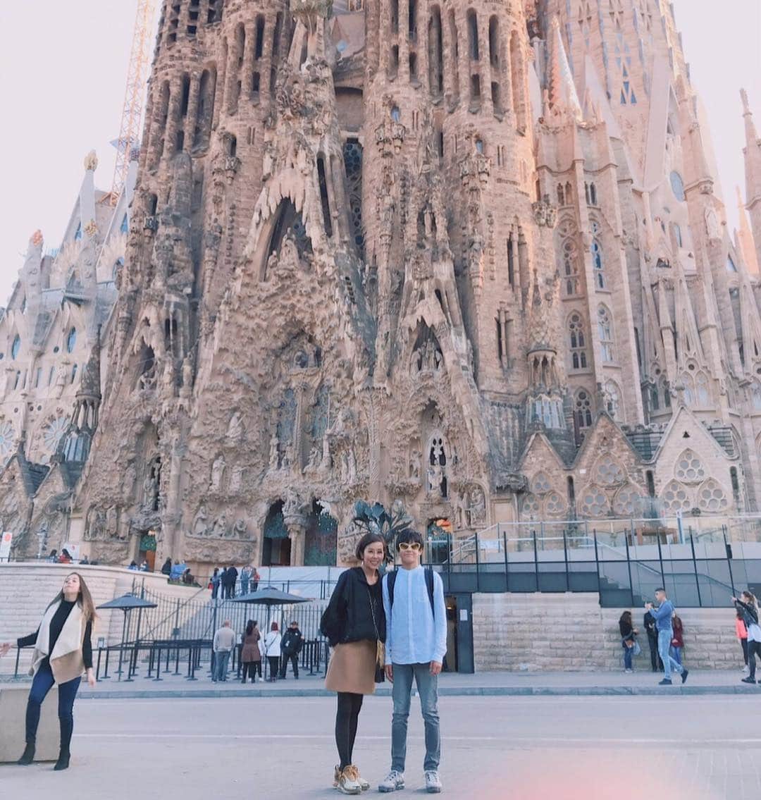 金子エミさんのインスタグラム写真 - (金子エミInstagram)「完成までに300年は要すると言われていた #世界遺産 #サグラダファミリア が2026年に完成予定と短縮されました #サグラダファミリア  短縮できたのはITの進化により早められた。と言われています。  4/3 時の写真です。4枚目は改装された場所と、まだこれからの場所との2面。現在と過去と未来も垣間 見れたようで、今しか無い景色だと興奮しながら写真を撮りました。 まだ完成されていないとはいえ、繊細な迫力・輝いてる美しさ、本当に素晴らしかったです。真近で見ると、あと何年かで完成できるの？というくらい繊細な建築で、ただただリオと感動をし #ガウディ の才能の計り知れなさを感じました✨🥺🥺✨ #Spain #Barcelona #世界遺産 #ガウディ建築  #建築 #天才 #芸術 #建築家」4月9日 0時52分 - emikaneko1114