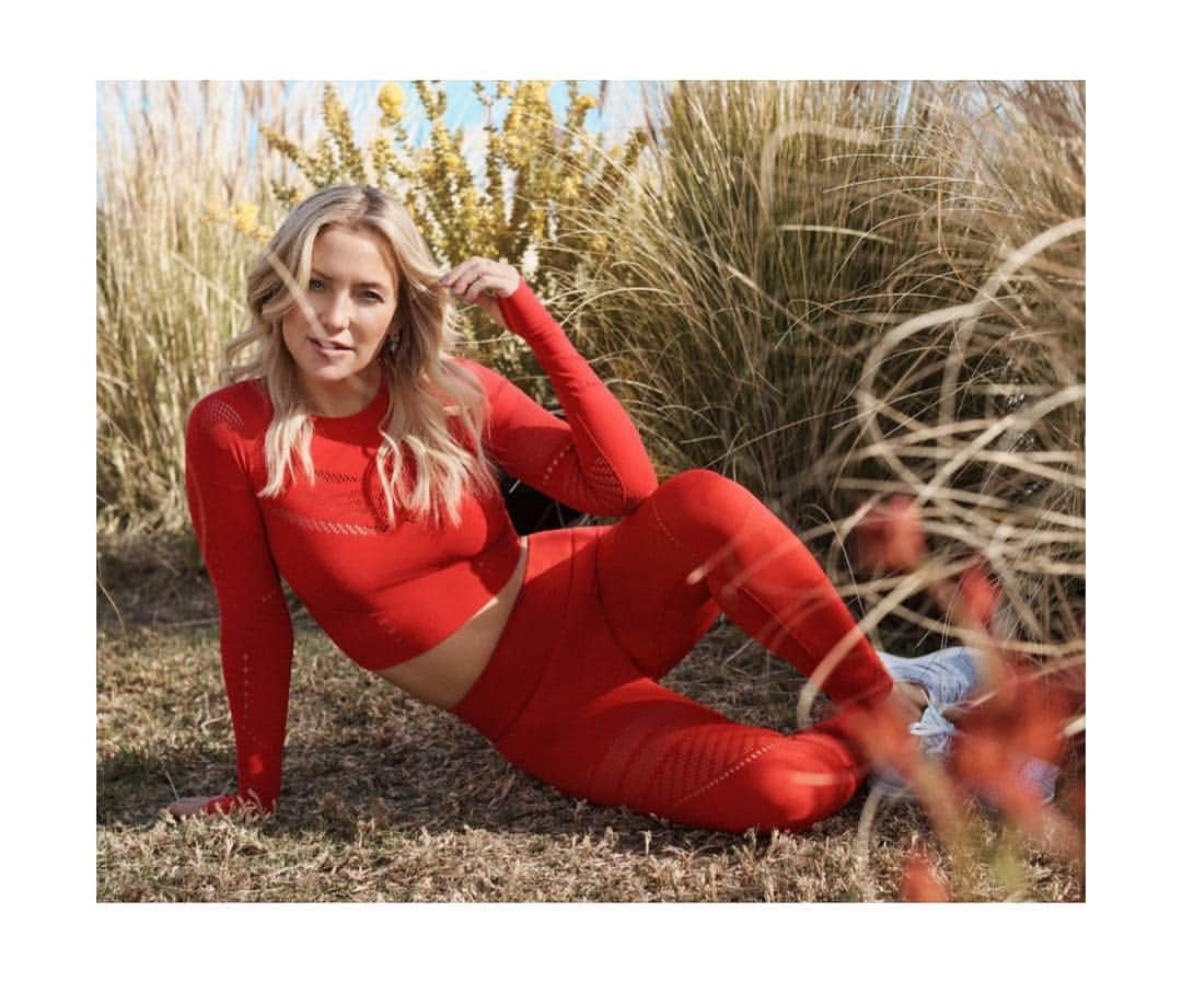 ケイト・ハドソンさんのインスタグラム写真 - (ケイト・ハドソンInstagram)「My favorite outfit of the month 💃 @fabletics @fableticseu #SirenRed 🚨 #SculptKnit #MyFabletics #CoFounder ( @josholins 📷❤️)」4月9日 0時53分 - katehudson