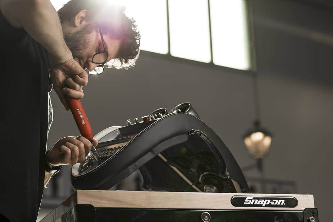 パガーニ・アウトモビリのインスタグラム：「Every Pagani creation comes from the savvy hands of our artisans, specially equipped with advanced #snapon tools.  #pagani #snapontools #huayra #huayraroadster」