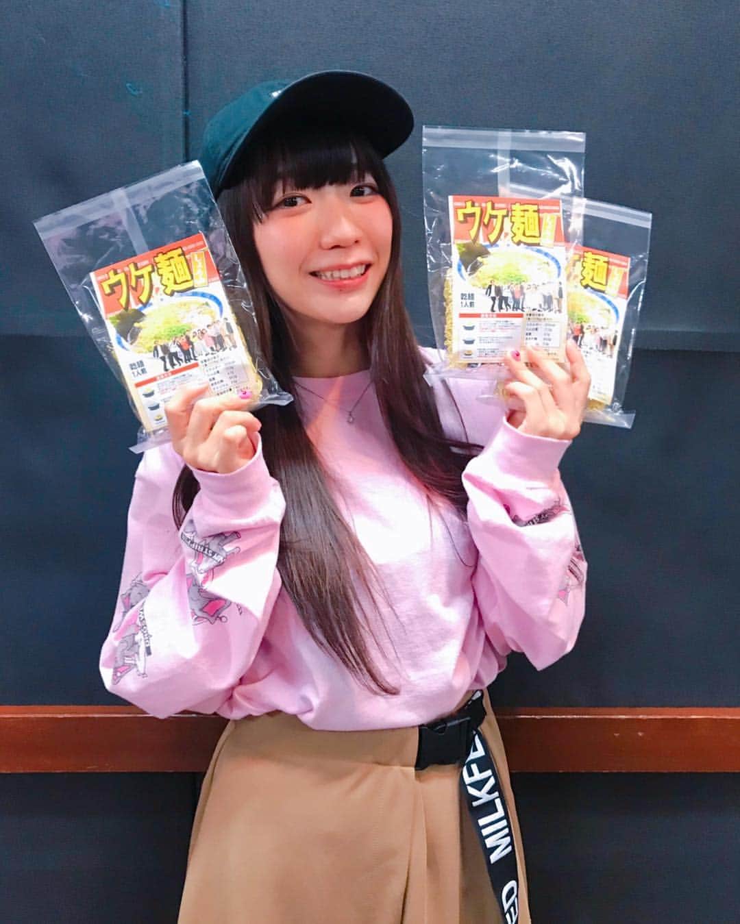 ぱいぱいでか美のインスタグラム：「毎放送楽しみにしてる『ウケメン』から「ウケ麺」頂きました！ 嬉しすぎる！ ꙳ #ウケメン #ウケ麺 #フジテレビ ꙳ フジテレビの深夜に不定期放送してる『ウケメン』、 私が中高生のときに見てた若手芸人さんが活躍してるテレビって こんな感じだったよなーまた見たいなーの まさにそれすぎてめっちゃ好きで 毎放送楽しみにしてるんですけど そんな『ウケメン』のウケメンスタッフさんからウケ麺頂いちゃいました！ わーい！ありがとうございます！超嬉しい(T . T) 事務所に届けてくださって、マネージャーから渡されたときびっくり&感激で飛び上がりました。笑 次回放送は５月！みんな見てね！回し者みたい！ 口パク漫才とか、時間ぴったり漫才とか 古着屋で勝手に店員さんに紛れるやつとか ドキドキする企画が面白くて好き。笑 あと全体的に平和な空気なところが好きです。笑 ウケメン繋がりで最近は3時のヒロインさんのダンス動画めっちゃ見てる(´✪ω✪`)♡ ウケメンはもちろんだけど、ウケメンみたいな番組がもっともっと見たいなーって思うー！ テレビっ子なので。」