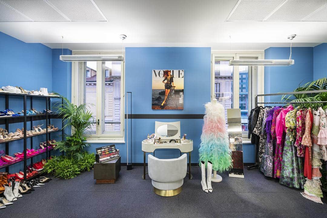 Vogue Italiaさんのインスタグラム写真 - (Vogue ItaliaInstagram)「Welcome to #LifeInVogue ✨  Take a look at the exclusive fashion closet and discover all the creative steps before the creation of a fashion editorial! Don’t miss LIFE IN VOGUE: The Interior’s Cut 🖊 from Tomorrow to April 12th, book your visit via link in bio and watch our Stories to see more. Photo by @delfino_sl  Main partner @nemolighting ✨ @es_pr_communication @ps.designcunsultants Project partners @alcantara_company @guerlain @sancarloworld  Thanks to @maschio_dei_cavalieri @lavazzaofficial @molinarisambuca  Technical partners @baxtermadeinitaly @caparol_icons @texturaewallpapers」4月9日 0時58分 - vogueitalia