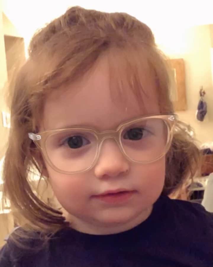 のインスタグラム：「Have you tried our Virtual Try-On tool on #iPhoneX yet? It's so accurate, you'll think the frames are actually on your face 🤓(Download the latest version of our iOS app using the link in our bio!)」