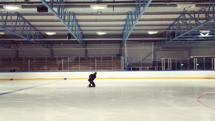 セシリア・トルンのインスタグラム：「Sliding into the new week like... 😛」