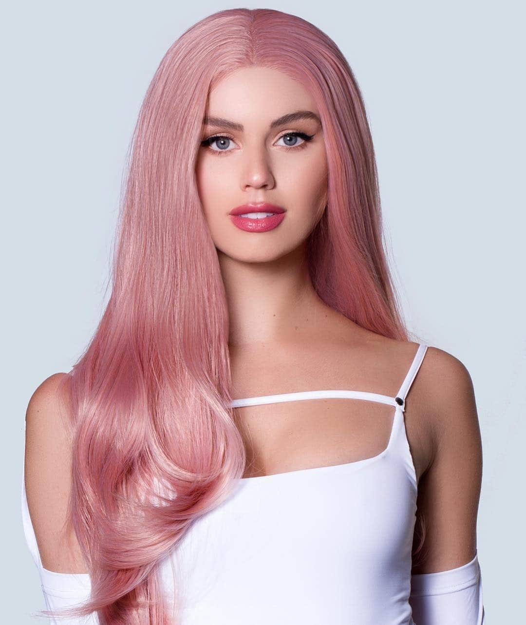 のインスタグラム：「My sister has been working on @wigdot forever!! My fav wig shop is finally open, go follow them! wigdot.com 💓」