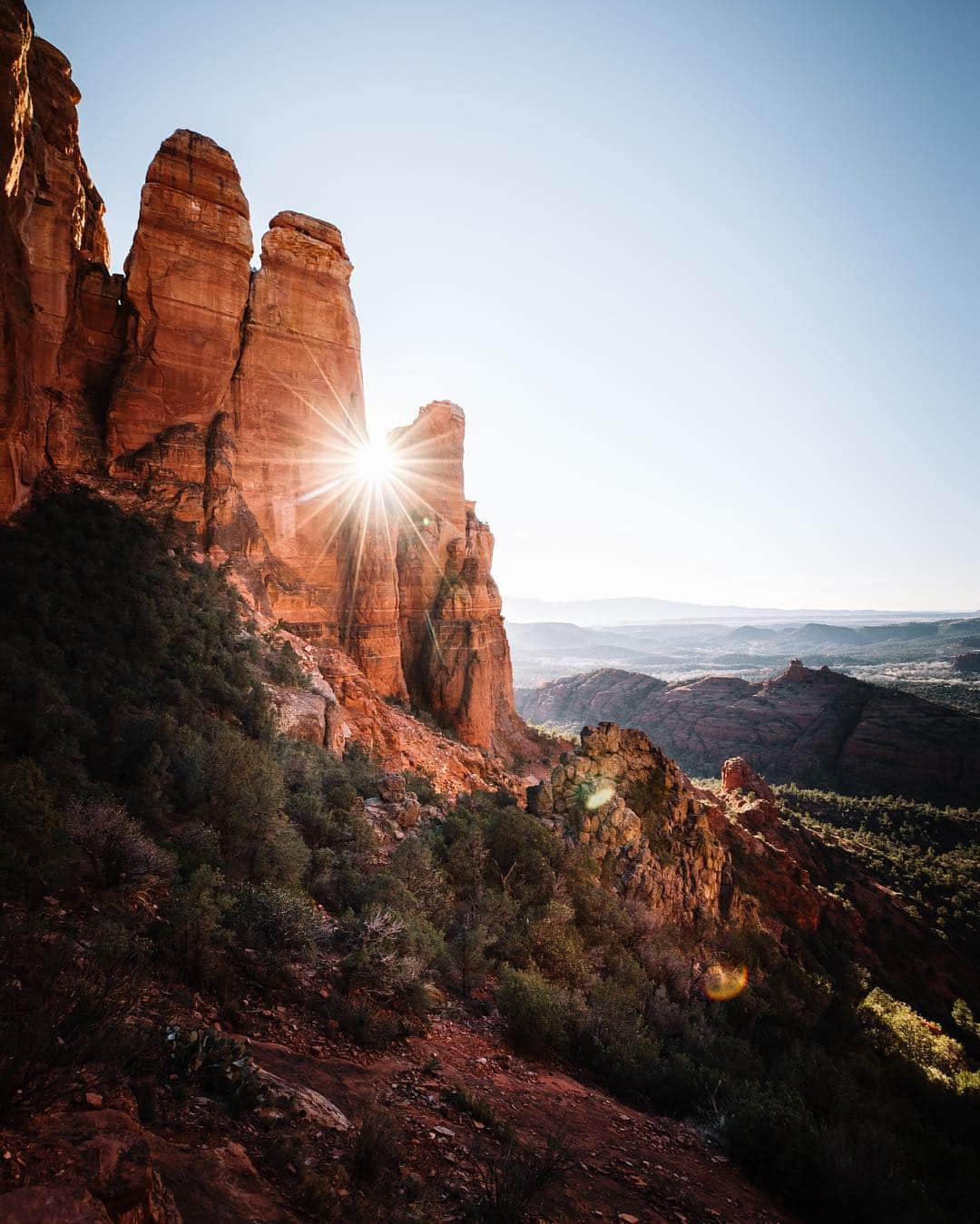 Visit The USAさんのインスタグラム写真 - (Visit The USAInstagram)「Cathedral Rock may be one of the most photographed sites in Arizona — but it's not just the breathtaking views that move its visitors. Sedona is thought to be full of vortexes, or whirling energy centers conducive to healing, meditation, and self-exploration.  Follow #UnitedStories as we spend the year collecting unique stories from across the country with our mobile content creation labs.」4月9日 1時10分 - visittheusa