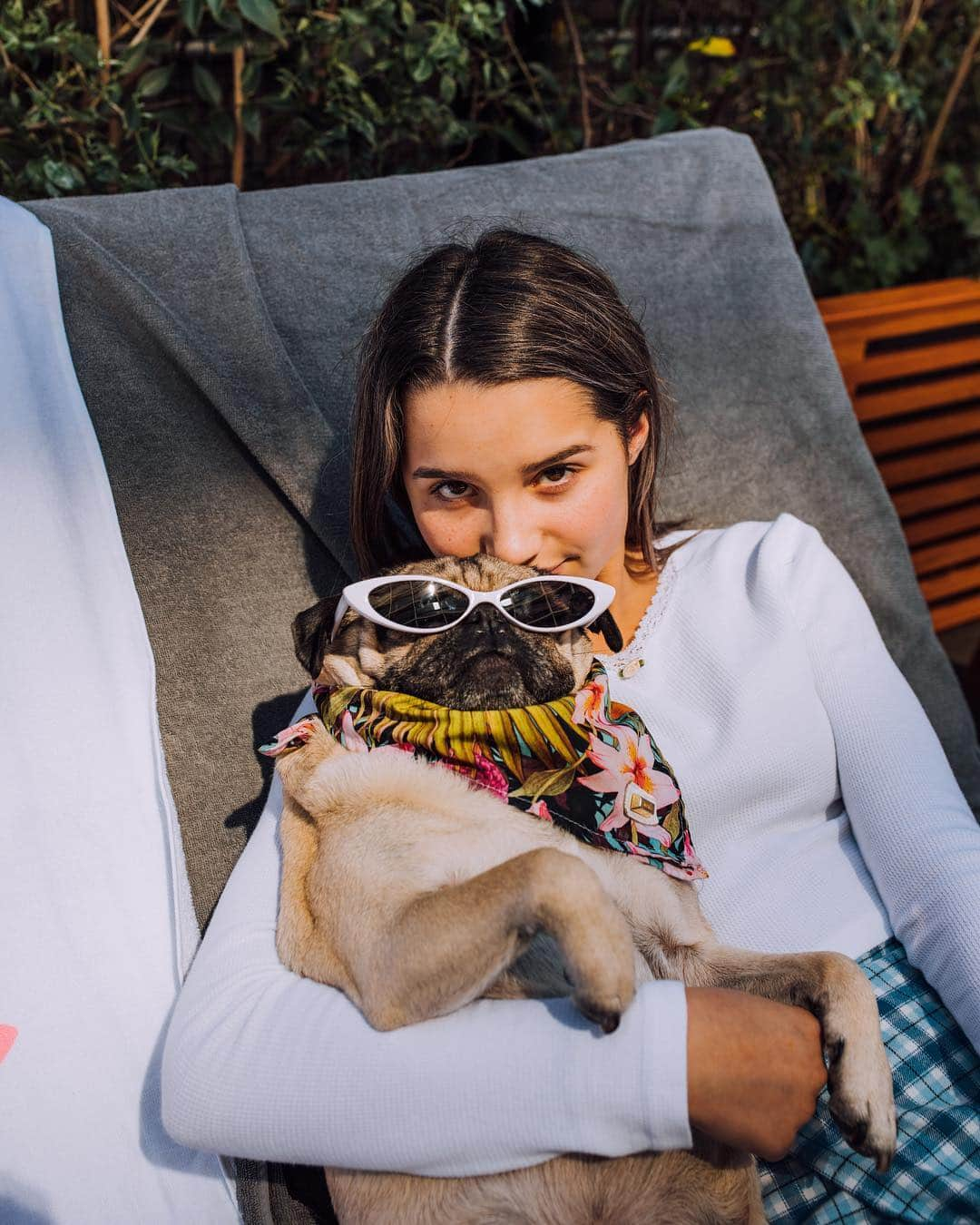 itsdougthepugさんのインスタグラム写真 - (itsdougthepugInstagram)「“Friends who lay by the pool together, stay together” -Doug • w/ @annieleblanc」4月9日 1時10分 - itsdougthepug