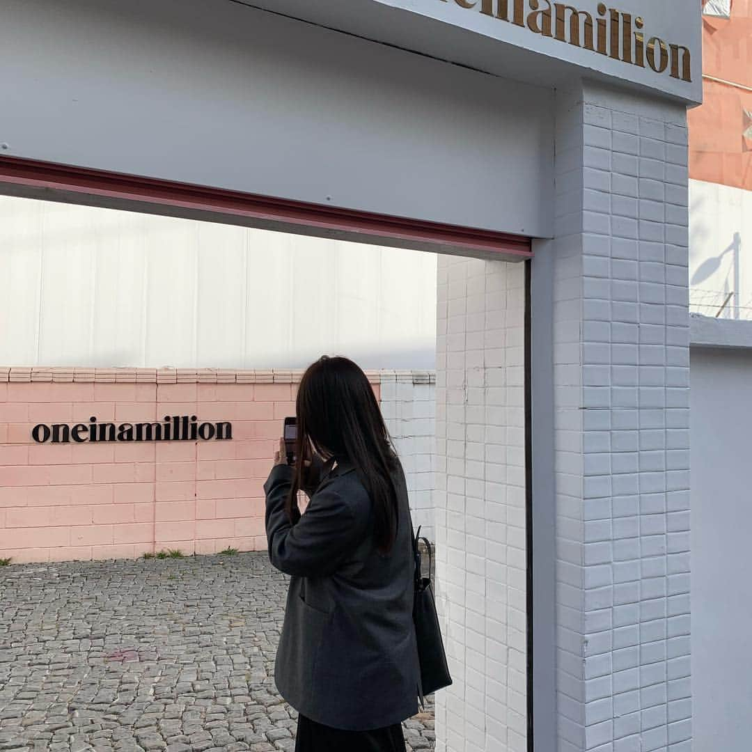 COCO さんのインスタグラム写真 - (COCO Instagram)「오랜만에 #한남 #원인어밀리언 #💗 . @oneinamillion_cafe  Very popular cafe in #hannamdong it is called #oneinamillion ! I recommend their red velvet and tiramisu cakes! . #places #cafe #korea #seoul #itaewon #카페 #한남동 #한남동카페 #봄 #날씨 #🌸 #카페추천」4月9日 1時18分 - rilaccoco