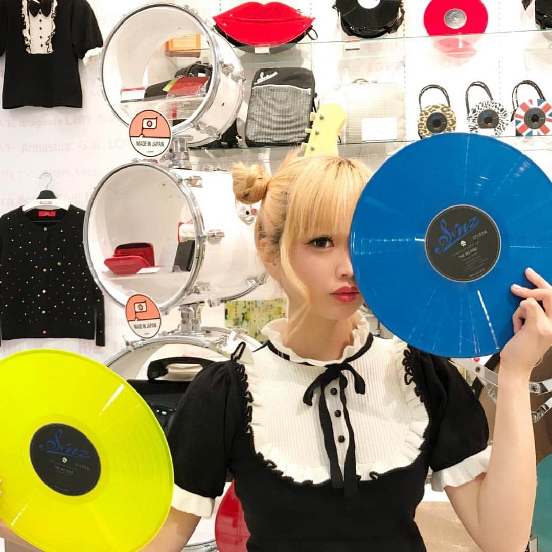 あさちるさんのインスタグラム写真 - (あさちるInstagram)「🎵🎵🎵🎵🎵 @sinz_tokyo_official 音楽が好き レコードが好き カセットテープがすき オシャレがすき どれかに当てはまるなら好きになるかも。」4月9日 1時24分 - asachill