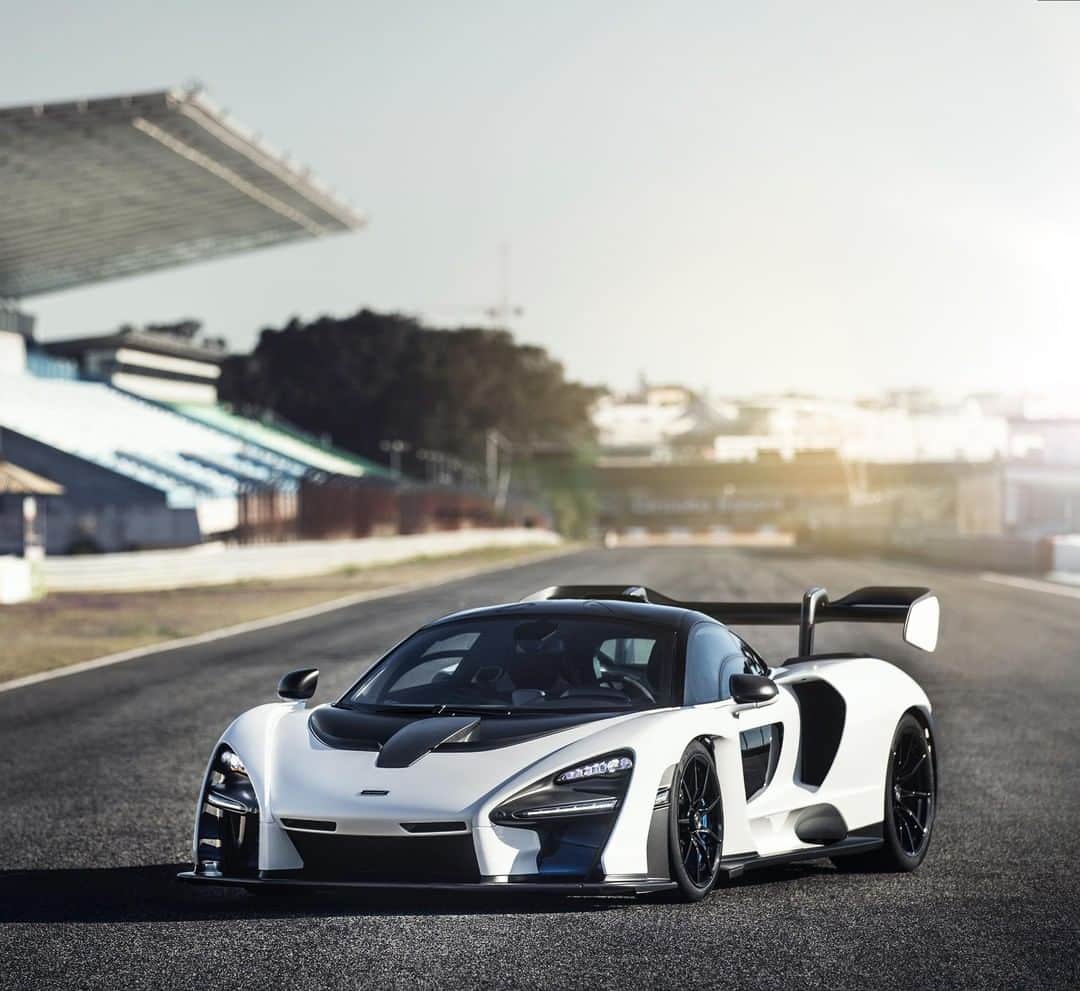 McLaren Automotiveさんのインスタグラム写真 - (McLaren AutomotiveInstagram)「A track car without compromise. What else would you expect from a car that’s inspired by a true legend of Formula 1™? #McLarenSenna #UltimateMonth」4月9日 1時34分 - mclarenauto