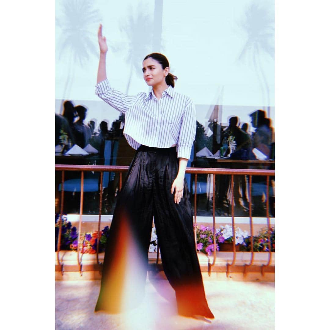 アリア・バットのインスタグラム：「Fake it till you make it. #ReadyForMyRoleOnTheCrown 📸 @manojstillwala」