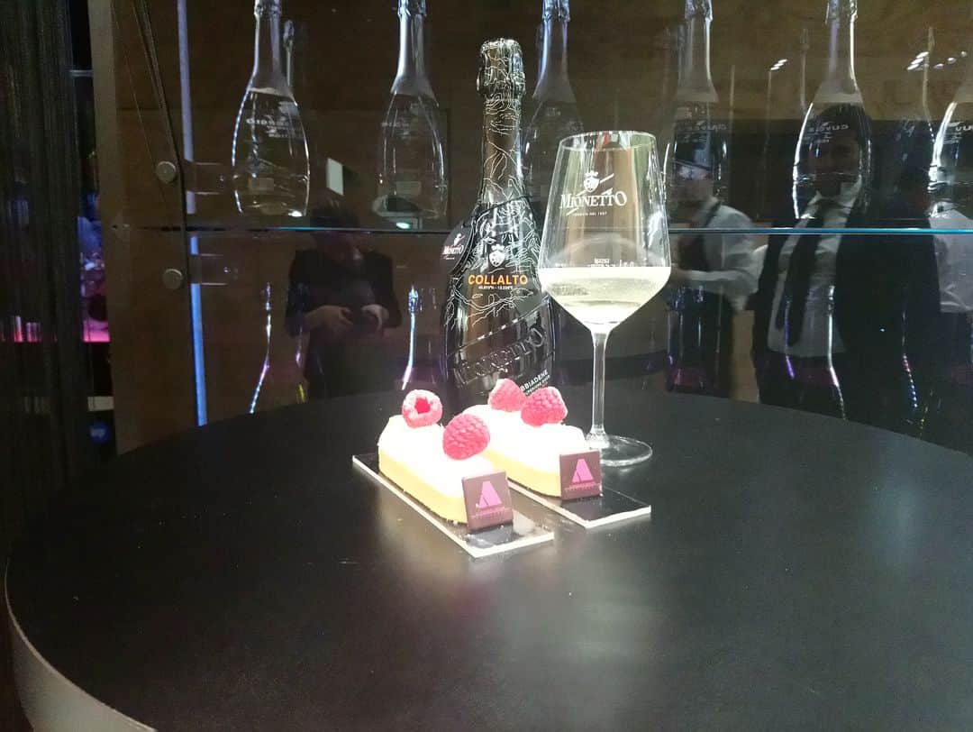 Mionetto Proseccoさんのインスタグラム写真 - (Mionetto ProseccoInstagram)「Show cooking day! @alexservida Mionetto Prosecco bubbles matching with some sweets pairings by Alessandro Servida, the pastry chef whose passion became his work. Mionetto “Design del Gusto” is at HALL 4 STAND B3. #vinitaly2019 #mionettoprosecco #designdelgusto」4月9日 1時27分 - mionetto_prosecco