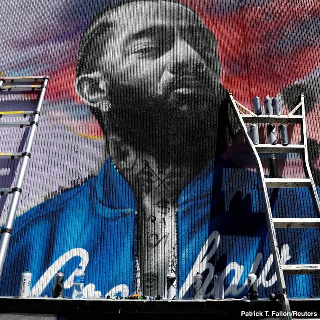 ABC Newsさんのインスタグラム写真 - (ABC NewsInstagram)「A mural has been erected honoring slain rapper Nipsey Hussle outside his clothing store in Los Angeles. Funeral services for Hussle will reportedly be held later this week in the Staples Center. #nipseyhussle #losangeles #mural #art」4月9日 1時31分 - abcnews
