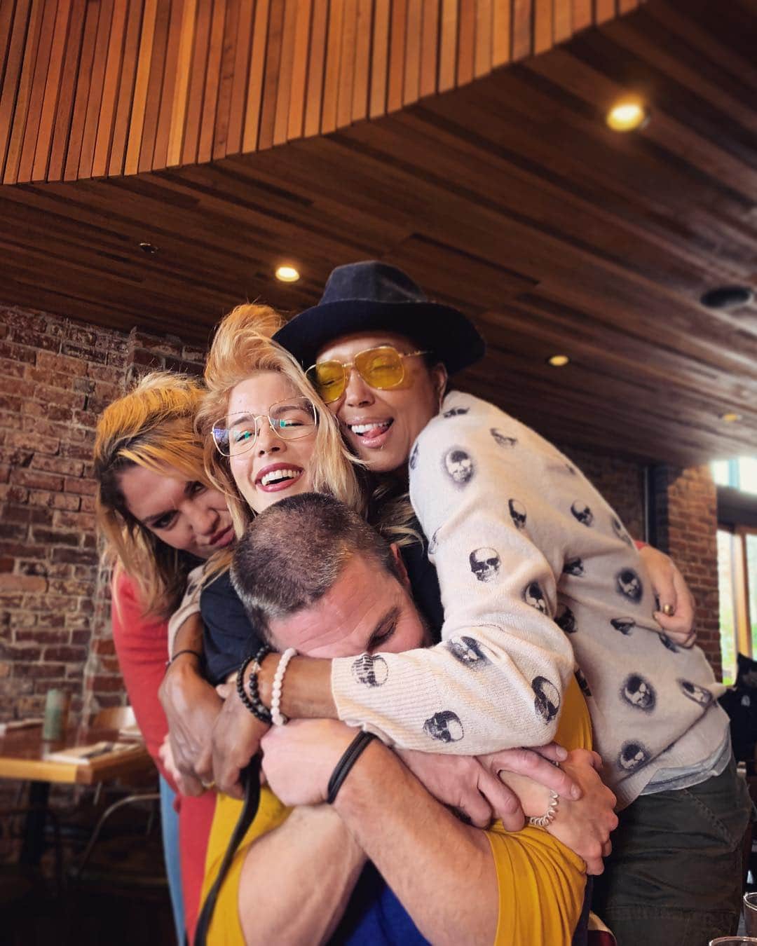 エミリー・ベット・リカーズのインスタグラム：「Hide yo kids cause they huggin everybody out there 🥪」