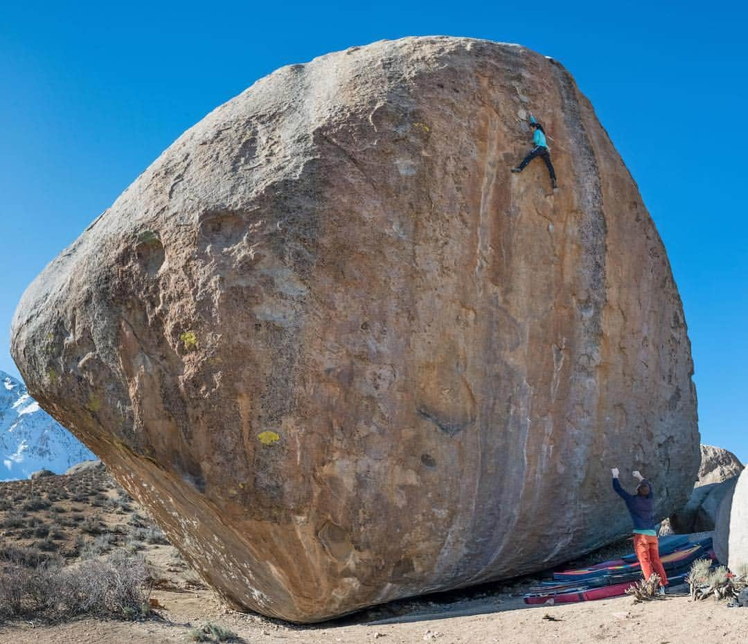 ニーナ・ウィリアムズさんのインスタグラム写真 - (ニーナ・ウィリアムズInstagram)「This guy ❤️ The best. It would be 10x harder to do highball climbs if it weren’t for @james_lucas’ logistical and emotional support. He belayed me, carried my crash pads, dealt with cameras, and kept his own fear hidden so that I could be in the mental space I needed. He never discouraged me from pursuing Ambrosia or Too Big to Flail - he knows me too well 😉 I’m driven to pursue my goals. But so is he (maybe even more so! 😂). James wrote himself a list of problems for our trip to Bishop - Saigon Direct, High Plains Drifter, the Croft Problem, the Hulk, Pope’s Prow, to name a few - and sent every one. . I’m so fortunate to have a partner who is equally motivated in his own vision as he is willing to help me with mine. James inspires me every day with his passion for climbing and his commitment to his own dreams. I can be a high maintenance girlfriend sometimes 😁 but I know that even when I’m 50ft off the deck, James will have my back 🥰 . 📸 @oceangoingmonkey and @pangtastic . #climbing #bouldering #Bishop #Payahuunadü」4月9日 1時37分 - sheneenagins