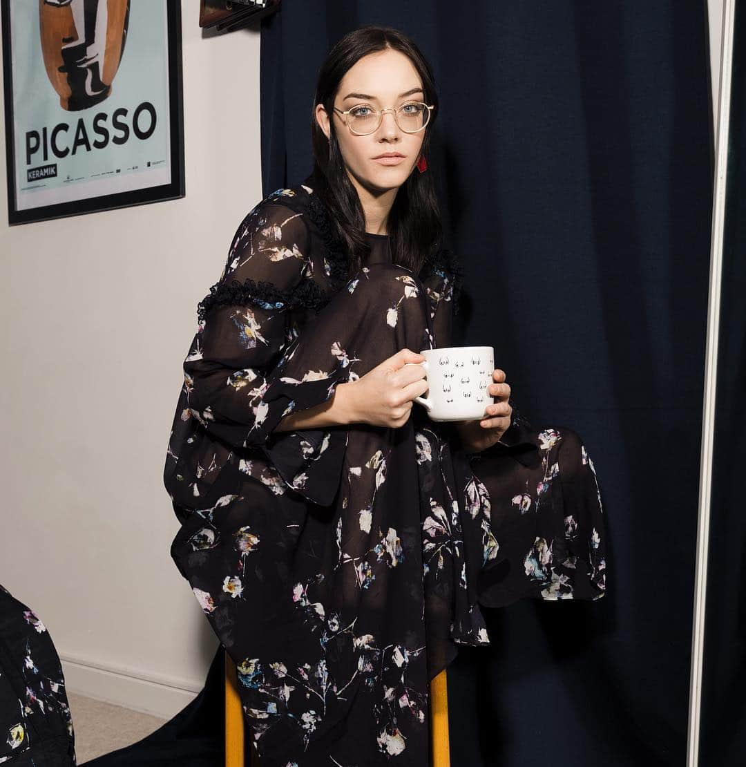 Elizabeth Jane Bishopさんのインスタグラム写真 - (Elizabeth Jane BishopInstagram)「A rare photo me in my specs hugging a coffee with tits on it in my room for @preenline 🤓 Shot by the wonderful @evaksalvi styled by @mashamombelli makeup by @sashalvaoneill」4月9日 1時38分 - elizabethjanebishop