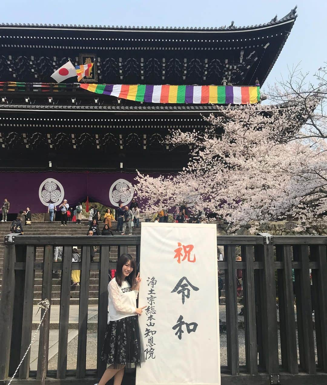 にゃんさんゴルフさんのインスタグラム写真 - (にゃんさんゴルフInstagram)「. . ママと京都旅行🌸 知恩院！ さくらがちょうど満開で綺麗♡ . 鴨川でみんなデートしてたり羨ましいー🤣！！ .  付けている時計はこれ⌚️✨ @loborjapan 白ベルトがこれからの時期にぴったり♡ . クーポンコードは、 【miiiii0228】 ご使用で10パーセントオフになります🐈 (クーポン使用期限は本日より1年間) . . . #lobor#ロバー#腕時計#時計#手元倶楽部 #さくら#満開#京都#母娘旅行#知恩院#令年#国内旅行#京都旅行#インスタ映え」4月9日 1時39分 - miiiii0228