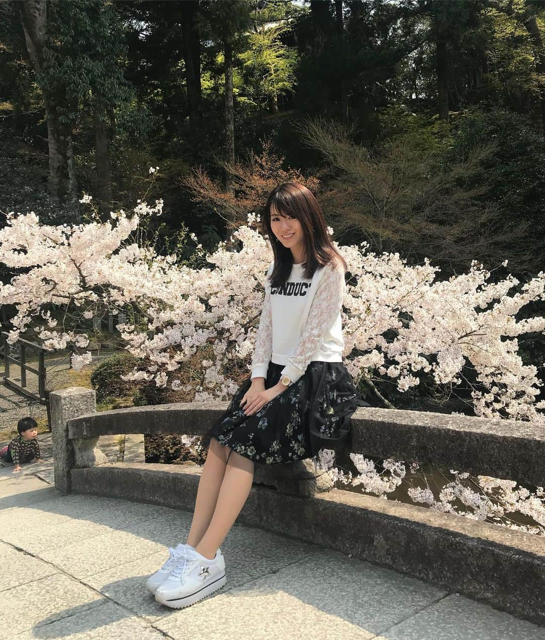 にゃんさんゴルフさんのインスタグラム写真 - (にゃんさんゴルフInstagram)「. . ママと京都旅行🌸 知恩院！ さくらがちょうど満開で綺麗♡ . 鴨川でみんなデートしてたり羨ましいー🤣！！ .  付けている時計はこれ⌚️✨ @loborjapan 白ベルトがこれからの時期にぴったり♡ . クーポンコードは、 【miiiii0228】 ご使用で10パーセントオフになります🐈 (クーポン使用期限は本日より1年間) . . . #lobor#ロバー#腕時計#時計#手元倶楽部 #さくら#満開#京都#母娘旅行#知恩院#令年#国内旅行#京都旅行#インスタ映え」4月9日 1時39分 - miiiii0228