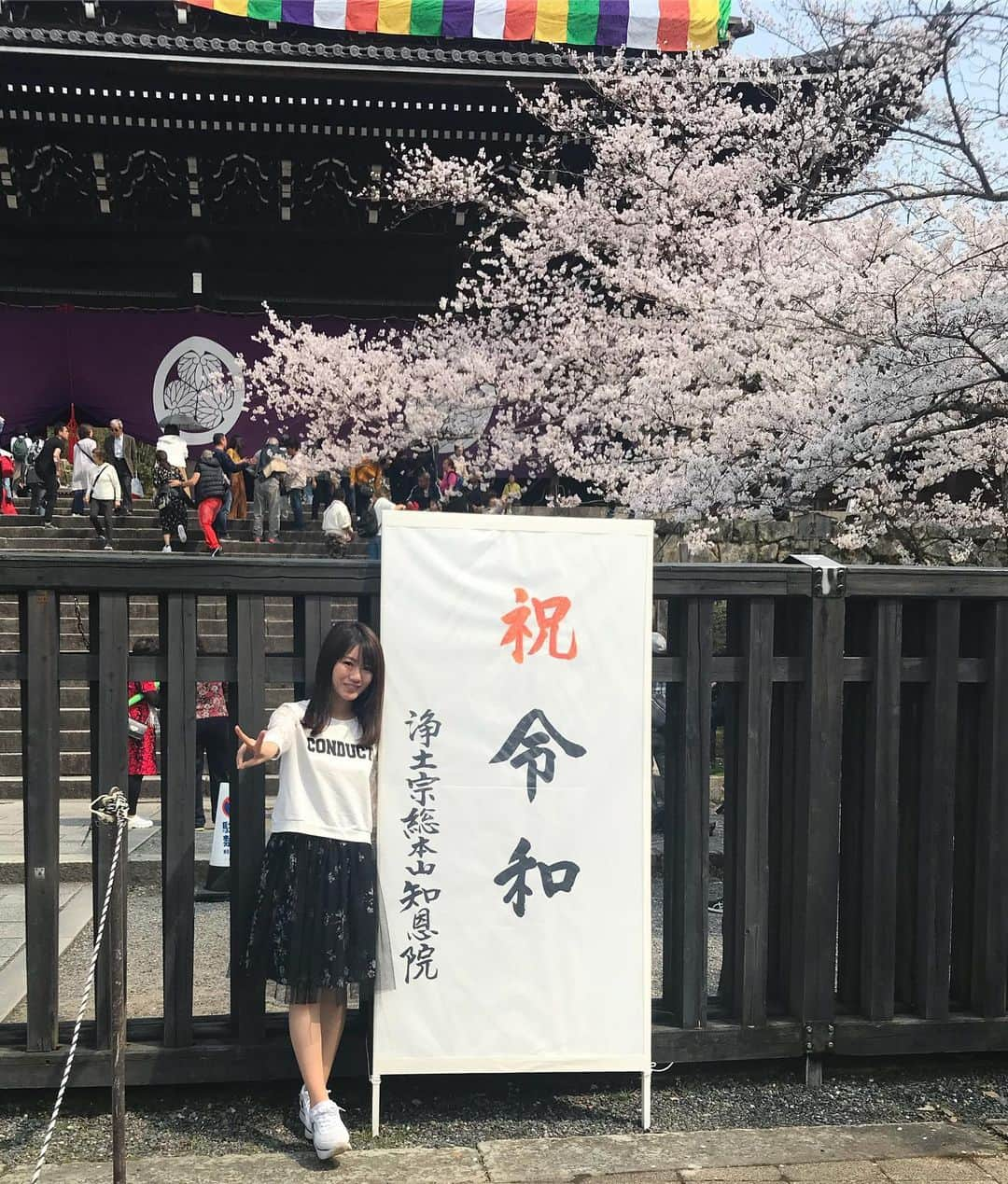 にゃんさんゴルフさんのインスタグラム写真 - (にゃんさんゴルフInstagram)「. . ママと京都旅行🌸 知恩院！ さくらがちょうど満開で綺麗♡ . 鴨川でみんなデートしてたり羨ましいー🤣！！ .  付けている時計はこれ⌚️✨ @loborjapan 白ベルトがこれからの時期にぴったり♡ . クーポンコードは、 【miiiii0228】 ご使用で10パーセントオフになります🐈 (クーポン使用期限は本日より1年間) . . . #lobor#ロバー#腕時計#時計#手元倶楽部 #さくら#満開#京都#母娘旅行#知恩院#令年#国内旅行#京都旅行#インスタ映え」4月9日 1時39分 - miiiii0228