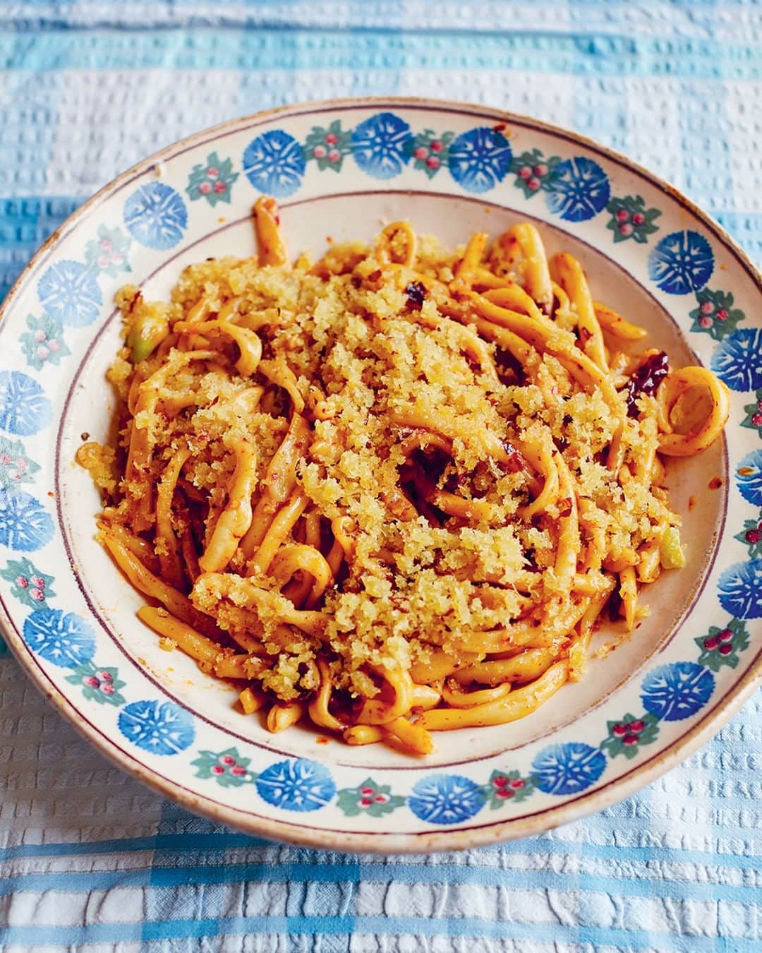 ジェイミー・オリヴァーさんのインスタグラム写真 - (ジェイミー・オリヴァーInstagram)「A good pangrattato (that's the crispy breadcrumbs on top) is what really takes Nonna Teresa's pasta to the next level of #MeatFreeMonday deliciousness!! P102 in #JamieCooksItaly and link in my bio.  #Vegan」4月9日 1時40分 - jamieoliver