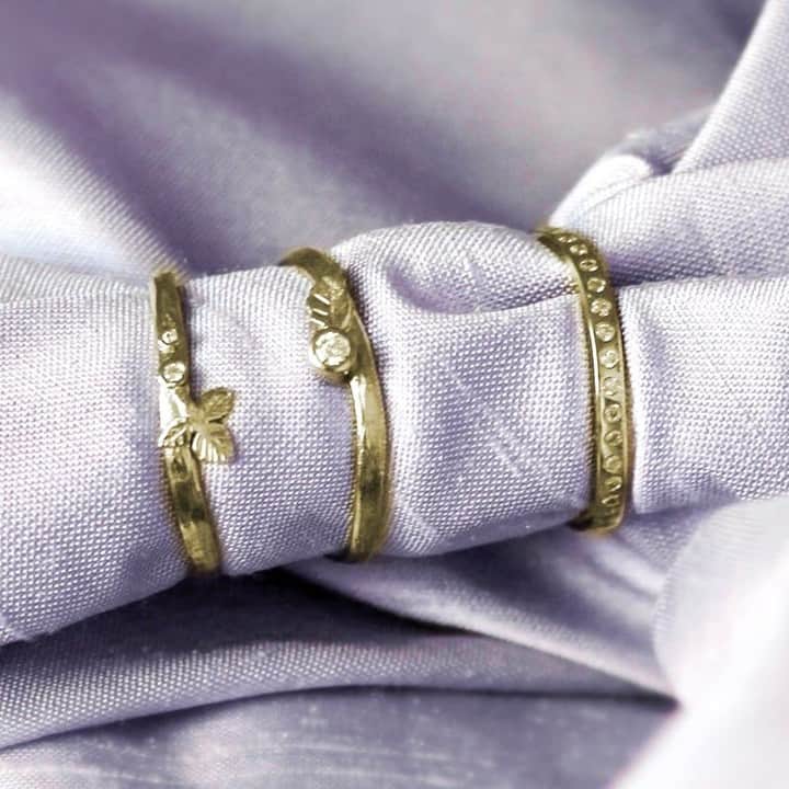 のインスタグラム：「1 💎 or 2? (or approximately 37 in the case of our Wave Eternity Band 🤩)⠀ ⠀ All Alex Monroe Wedding and Eternity Bands are individually handcrafted from precious metals and gemstones with sublime natural detailing 💍⠀ ⠀ #tietheknot⠀ #ethicaljewelry⠀ #sustainablejewelry⠀ #weddingbands⠀ #futureheirloom⠀ #alternativeengagementring⠀ #ringstagram⠀ #responsiblysourced⠀ #recycledgold⠀ #mineralogy⠀ #ethicaljewellery ⠀ #sapphires ⠀ #sapphiresengagementring⠀ #oneofakind⠀ #oneofakindring⠀ #handmadejewelry⠀ #tietheknot」