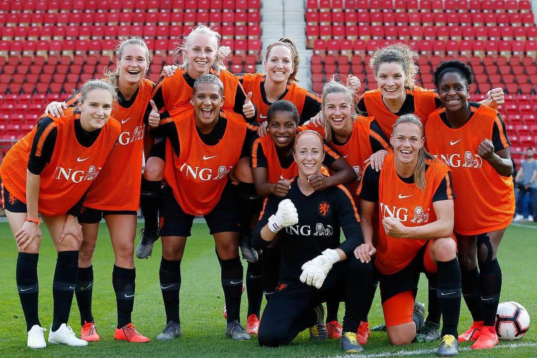 ジャッキー・グローネンのインスタグラム：「Morgen 18:30 tegen Chili 🧡 @oranjeleeuwinnen」