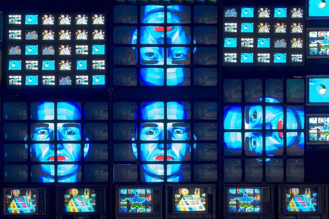 のインスタグラム：「Don't miss Nam June Paik's multimedia installation, "Fin de Siècle II," featured in "Programmed: Rules Codes and Choreographies in Art, 1965-2018" at the Whitney Museum of American Art in New York. The show is on view through Sunday, April 14.  The exhibition aims to establish connections between works of art based on instructions, spanning more than fifty years of conceptual, video, and computational art. Paik's monumental video wall features a flood of imagery and music from David Bowie, Kraftwerk and others. Learn more via the link in our bio. ___________ #NamJunePaik #Gagosian #WhitneyMuseum @whitneymuseum Nam June Paik, “Fin de Siècle II,” (1989), The Whitney Museum of American Art, September 28, 2018–April 14, 2019. Artwork © Nam June Paik Estate」