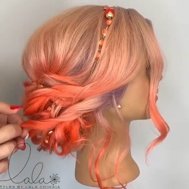 のインスタグラム：「Textured updo #stylingtutorial for medium length hair 🧡 ✨ Hair by @lalasupdos who styled with @sexyhair Get Layered Hairspray & #VibrantSexyHair Rose Elixir Spray 🧡 ✨ Help keep vibrant hair color looking its best with #sexyhair's Vibrant Sexy Hair products, available at #cosmoprofbeauty for #licensedtocreate artists  #repost #lalasupdos #updotutorial #hairtutorial #stylingvideo」