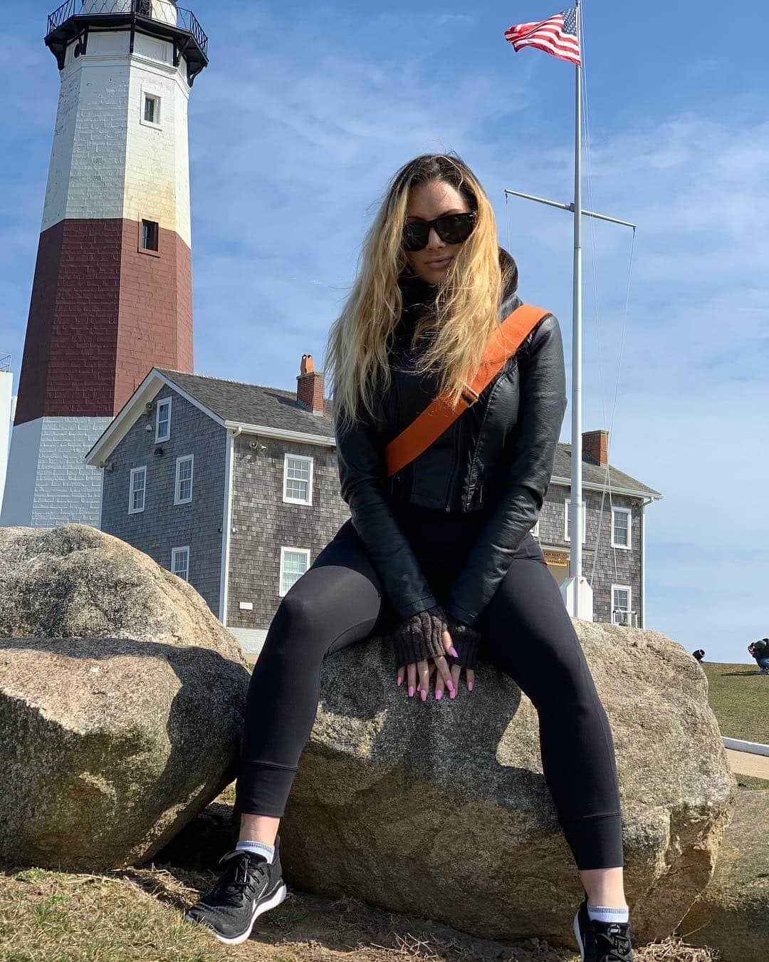 ティーガン・プレスリーさんのインスタグラム写真 - (ティーガン・プレスリーInstagram)「#memorymonday to visiting the Montauk Lighthouse Museum. Climbed all 137 stairs to the top. So beautiful right on the cliff over looking the beach. 💙🌊 • • • • • • • #teaganpresley #monday #montauk #anniversary #wifey #hubby #newyork #anniversary1year #montauklighthouse #bluesky #love #ocean #lighthouse #mermaid #blueskies #hamptons」4月9日 1時56分 - msteagan