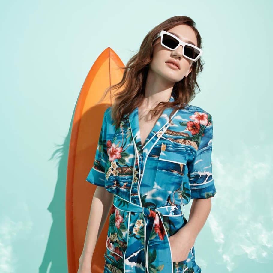 Saks Fifth Avenueさんのインスタグラム写真 - (Saks Fifth AvenueInstagram)「Summer is already on our mind, thanks to vacation-ready prints and reflective shades, shoppable now at the Saks Surf Club.」4月9日 1時56分 - saks