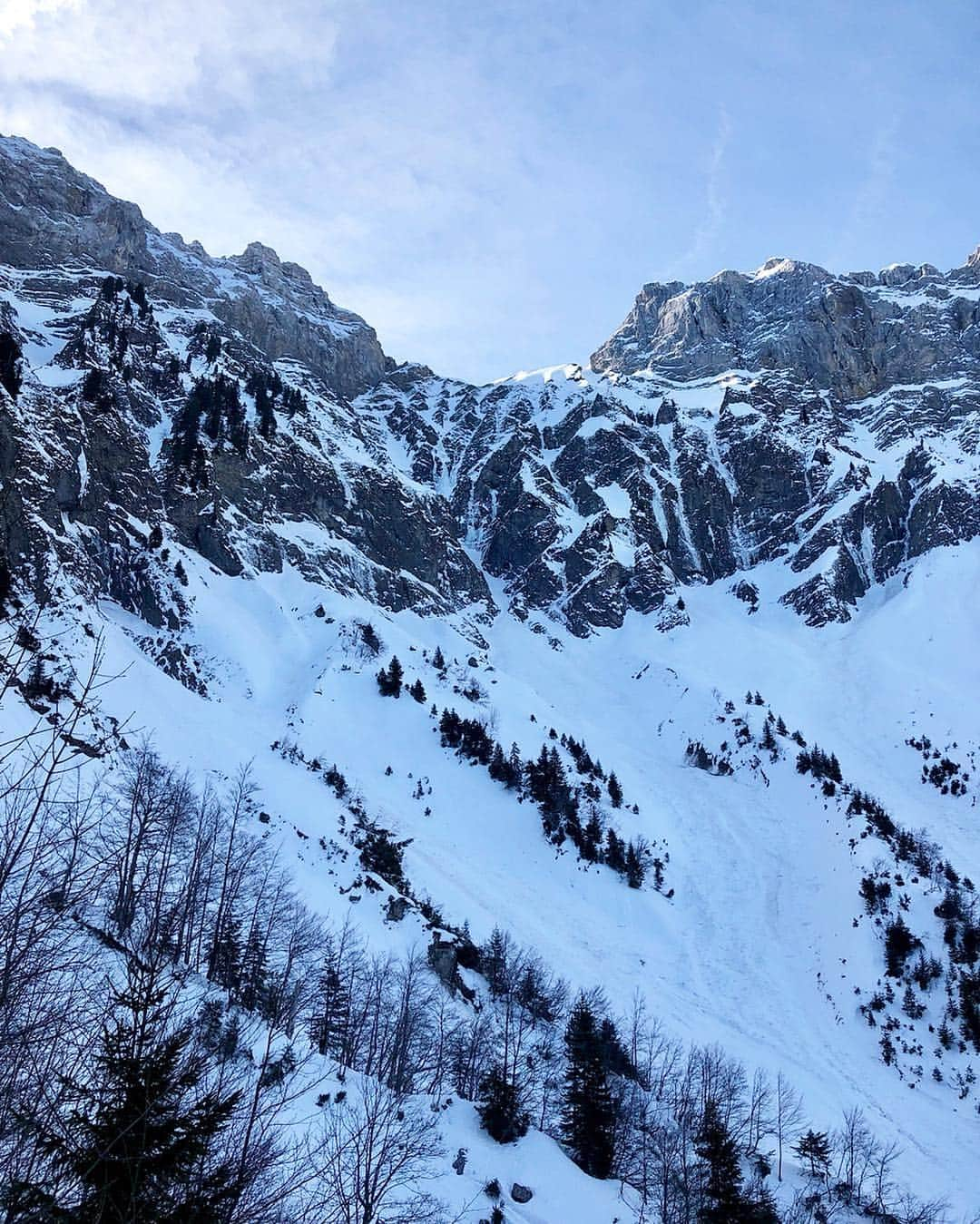 マチルド・ベセーラさんのインスタグラム写真 - (マチルド・ベセーラInstagram)「Ces dernières semaines j’ai eu le privilège de passer du temps en montagne, dans des lieux où l’hostilité et le sublime ne font qu’un. Il y a quelque chose de vraiment particulier là haut. Chaque instant est vécu intensément, le temps n’existe plus. Loin de tout et du reste du monde, on est propulsés dans une toute autre dimension où les lois et les priorités ne sont plus les mêmes. On revient à l’essentiel, échappant ainsi le temps d’un instant à une société qui semble parfois insensée. Tout ça pour dire que je suis extrêmement reconnaissante pour toutes ces expériences extra - ordinaires et que je souhaite à tous de vivre des moments comme ceux là 🙏🏻 • During the last few weeks I’ve had the privilege to spend some time in the mountains, in places where hostility meets the sublime. There is something incredibly special up there. Each moment is lived intensely, time just doesn’t exist. Far away from everything and the rest of the world, you’re propelled to another dimension where the rules and priorities are completely different. Back to what matters the most, escaping just for a while what seems to be an insane society. But anyways just feeling extremely grateful for all those extra - ordinary moments up there and hoping that everyone can experience such a feeling one day🙏🏻 • @thenorthfaceuk | @scarpafrance | @arkose.climbing | @snap.climbing | @hondafrance | @cpa_performance」4月9日 1時57分 - mathildebecerra