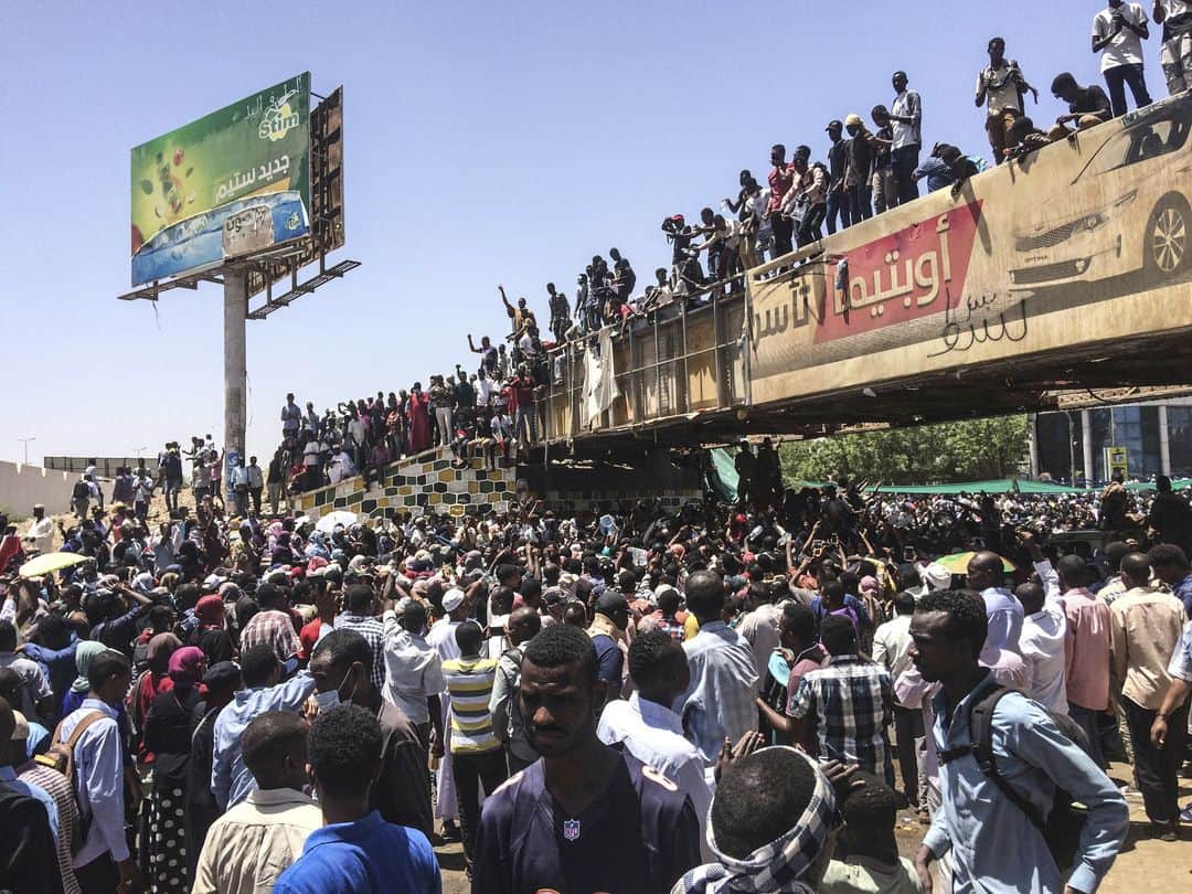 ルモンドさんのインスタグラム写真 - (ルモンドInstagram)「Depuis plus de cent jours, malgré la répression, des dizaines de milliers de manifestants continuent à braver presque chaque jour le régime d’Omar Al-Bachir au Soudan. La crise économique est en train d’étouffer le pays, l’argent disparaît. C’est cela, en particulier, qui agite tous ceux qui osent, malgré l’état d’urgence et la violence des services de sécurité, descendre dans les rues pour réclamer la chute de l’exécutif. Pour échapper à la répression, il a fallu édicter des règles, fixer des protocoles : organiser une multiplicité de points de rendez-vous ; les révéler au dernier moment, pour que se constituent des petits groupes et tenter de les faire fusionner quelque part avant que ne s’abattent sur eux les matraques de la répression. Puis s’échapper et recommencer ailleurs… - Des manifestants devant le QG de l'armée à Khartoum le 8 avril. Photo : AP (@apnews)」4月9日 1時58分 - lemondefr