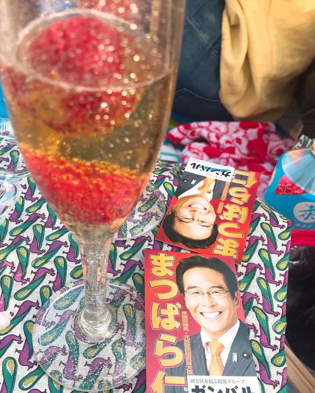 日下裕江さんのインスタグラム写真 - (日下裕江Instagram)「いちご八海山スパークリング🍓🥂 いちごシャンパンスパークリングならぬ八海山スパークリングでいちごを入れて乾杯✨  いちごの甘さと香りが八海山の美味しさをかき立ててくれる♪  桜とのコントラストも かわいい💓  後半いちごビールスパークリング🍺🍓になってたのはここだけの話🤫 もう味より雰囲気✨w  #いちご八海山スパークリング #八海山スパークリング #花見 #お花見 #平成最後の花見 #平成最後の桜 #お花見ピクニック」4月9日 2時00分 - hiroe___h