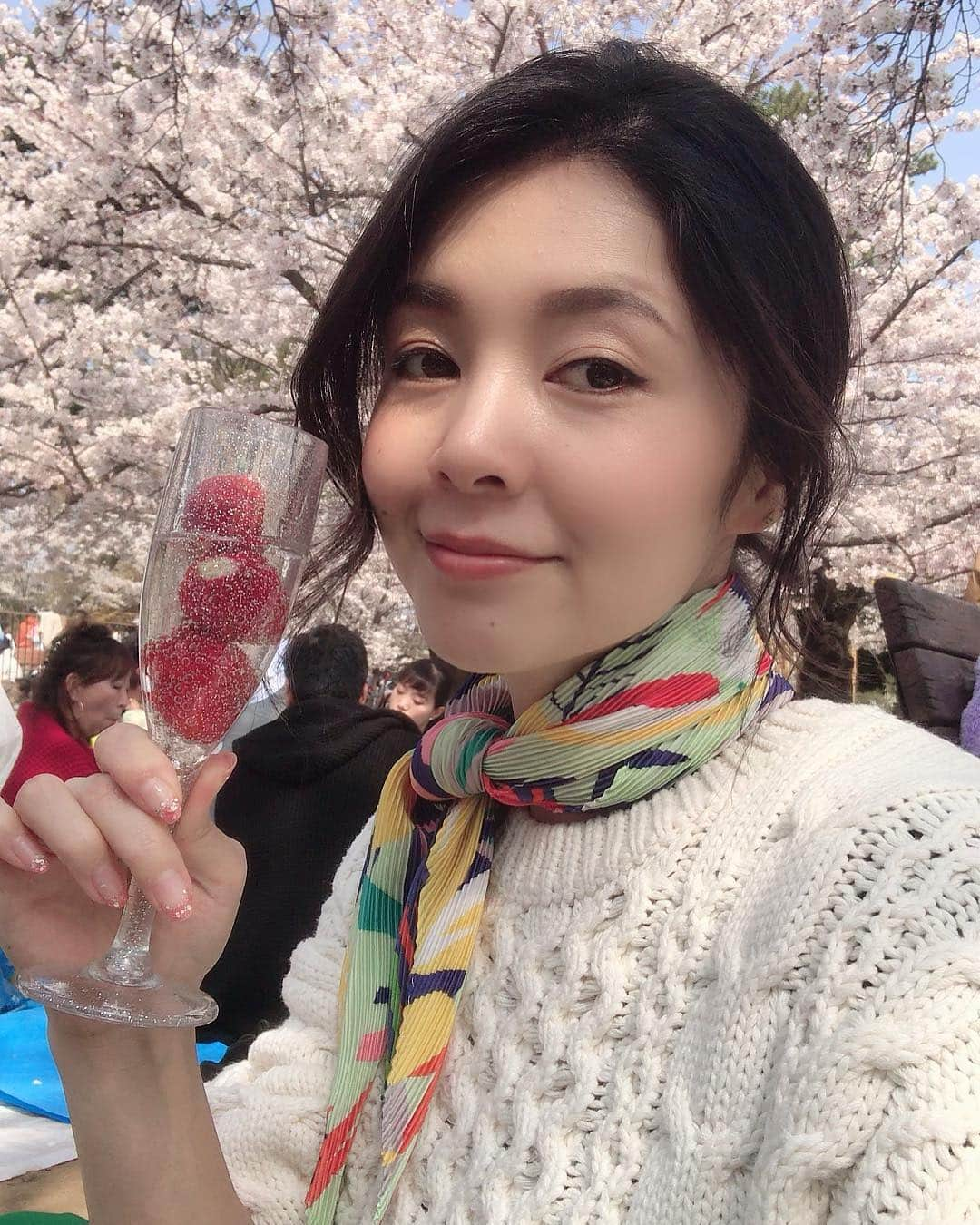 日下裕江さんのインスタグラム写真 - (日下裕江Instagram)「いちご八海山スパークリング🍓🥂 いちごシャンパンスパークリングならぬ八海山スパークリングでいちごを入れて乾杯✨  いちごの甘さと香りが八海山の美味しさをかき立ててくれる♪  桜とのコントラストも かわいい💓  後半いちごビールスパークリング🍺🍓になってたのはここだけの話🤫 もう味より雰囲気✨w  #いちご八海山スパークリング #八海山スパークリング #花見 #お花見 #平成最後の花見 #平成最後の桜 #お花見ピクニック」4月9日 2時00分 - hiroe___h