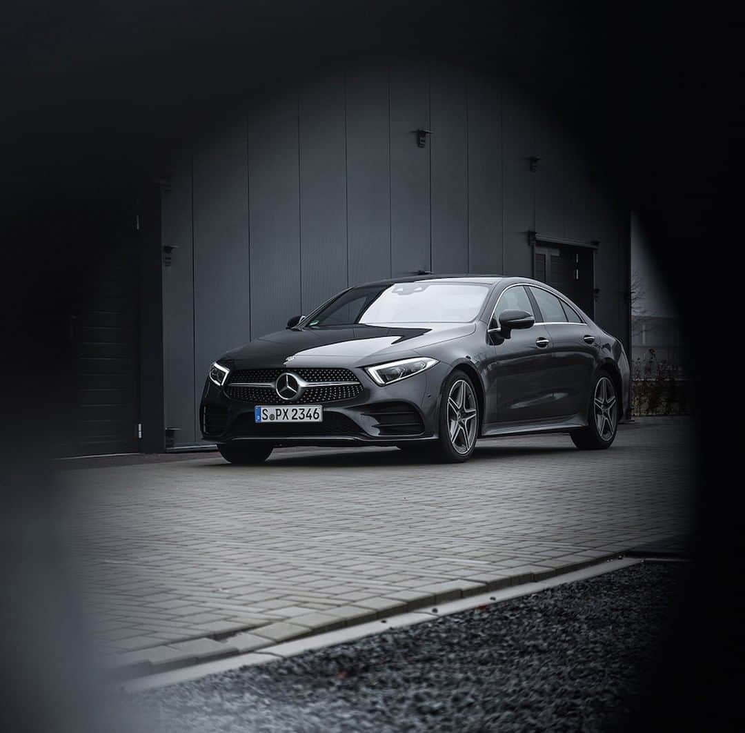 メルセデス・ベンツさんのインスタグラム写真 - (メルセデス・ベンツInstagram)「Focusing on the important things in life. 🌟 📸: @rauhutphotography for #MBsocialcar ______________________________ [Mercedes-AMG CLS 350d 4MATIC Coupe ́ | Kraftstoffverbrauch kombiniert: 5,9 l/100 km | CO2- Emissionen kombiniert: 156 g/km | mb4.me/RechtlicherHinweis] . #Mercedes #MBCar #Car #design #Cartastic #carsofinstagram #InstaCar #MercedesCLS #CLS #MercedesBenz」4月9日 2時00分 - mercedesbenz