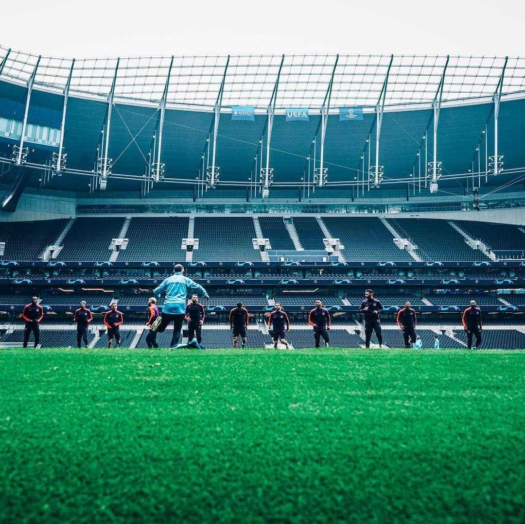 マンチェスター・シティFCさんのインスタグラム写真 - (マンチェスター・シティFCInstagram)「Breaking new ground ⚽️ #mancity #thfcvcity」4月9日 2時03分 - mancity