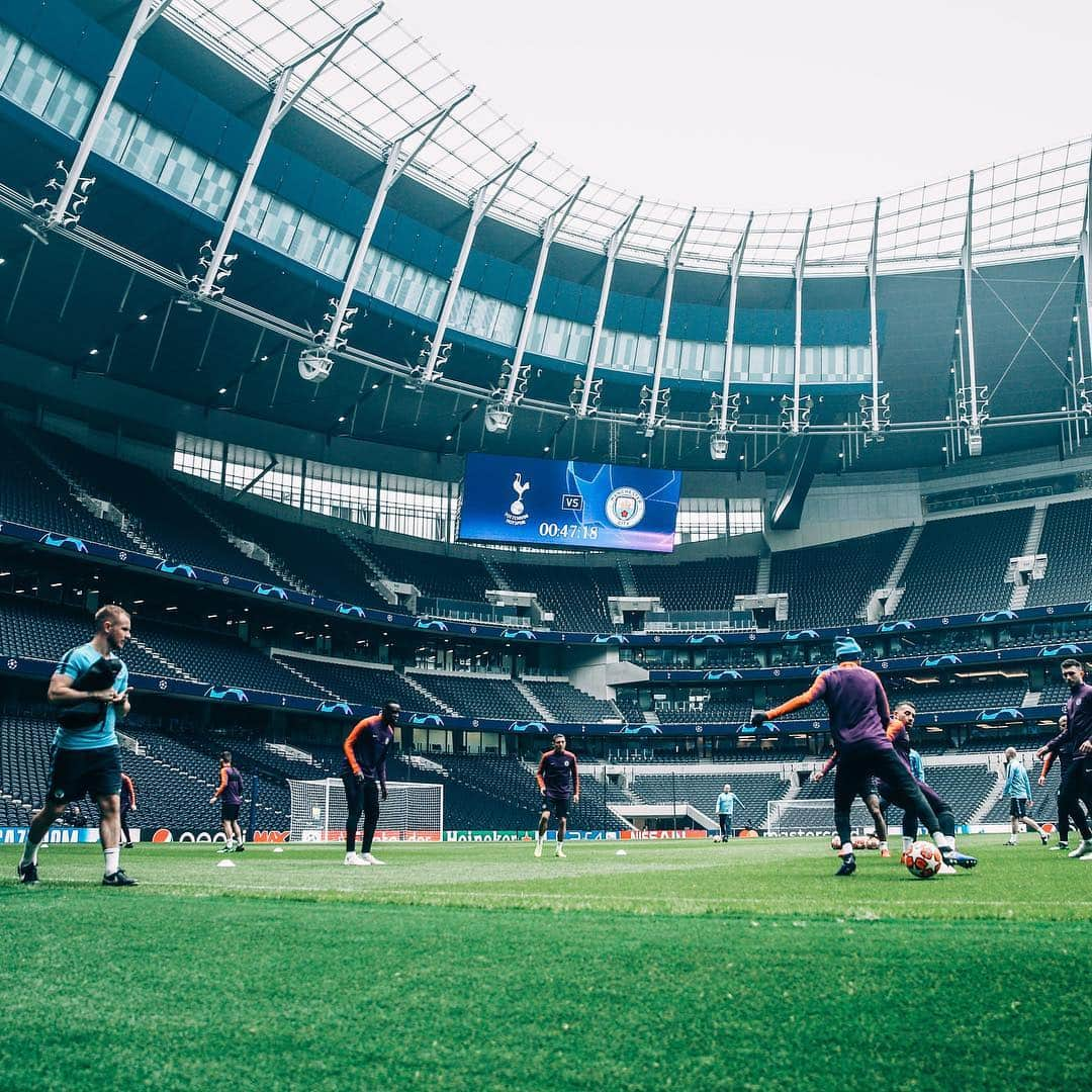 マンチェスター・シティFCさんのインスタグラム写真 - (マンチェスター・シティFCInstagram)「Breaking new ground ⚽️ #mancity #thfcvcity」4月9日 2時03分 - mancity