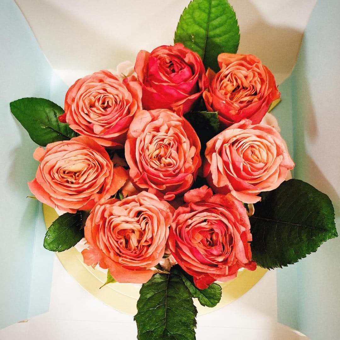 リジ さんのインスタグラム写真 - (リジ Instagram)「데코 잘해쬬요? 케익은 못만들지만 데코라도...🌹 생축🎂」4月9日 2時04分 - luvlyzzy