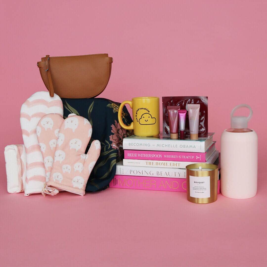 The Little Marketさんのインスタグラム写真 - (The Little MarketInstagram)「We are so honored to be included in the first-ever @hellosunshine Mother’s Day giveaway, where every single item comes from a company that’s owned or founded by mothers. One winner will get: An indulgent silk robe from @maisondusoir, a reusable glass water bottle and ultra-hydrating lip balm from @mybkr, a buttery-soft wristlet from @draperjames, a $100 gift card to @thelittlemarket, a set of books we guarantee mom will love, a $100 gift card to @wander_beauty, a mug from @hellosunshine, and $100 toward personalized gifts at @minted. ⠀⠀⠀⠀⠀⠀⠀⠀⠀ TO ENTER: Like this post! Follow @hellosunshine, @draperjames, @maisondusoir, @minted, @mybkr, @thelittlemarket, and @wander_beauty. Tag the most important woman in your life below and tell her why she inspires you!  Giveaway ends Monday, April 15.」4月9日 2時05分 - thelittlemarket